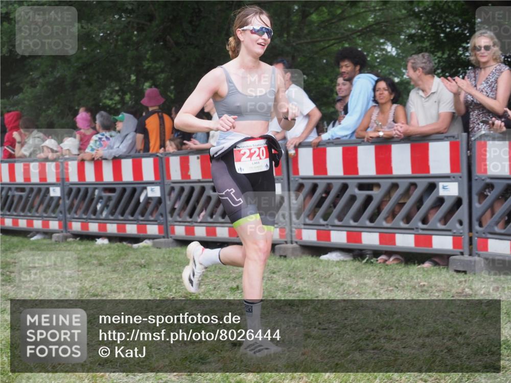 21.06.2025 - 27. Vierlanden-Triathlon KatJ http://msf.ph/oto/8026444 15.06.2025 13:29:31 Ziel 220, 717, 1069, 1070, 1071 meine-sportfotos.de