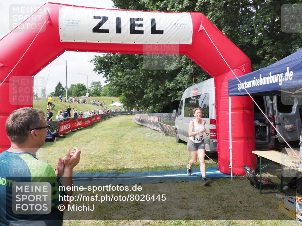 21.06.2025 - 27. Vierlanden-Triathlon MichiJ http://msf.ph/oto/8026445 15.06.2026 11:59:08 Ziel 574 meine-sportfotos.de