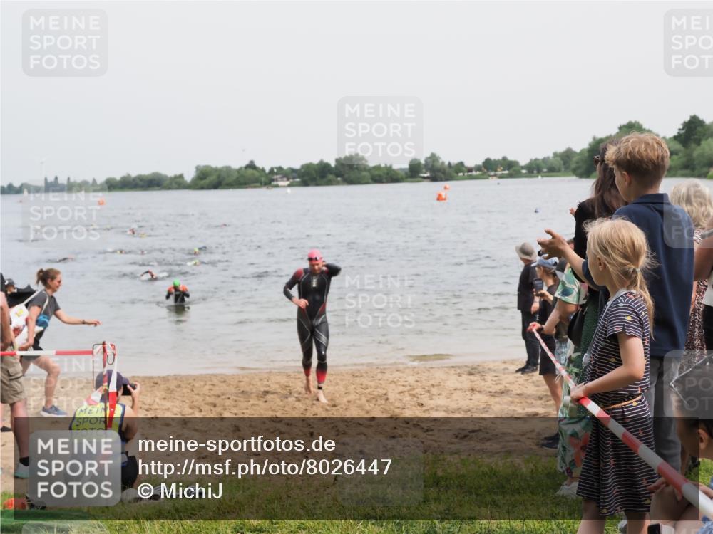 21.06.2025 - 27. Vierlanden-Triathlon MichiJ http://msf.ph/oto/8026447 15.06.2026 10:57:20 Schwimmen 692, 697 meine-sportfotos.de