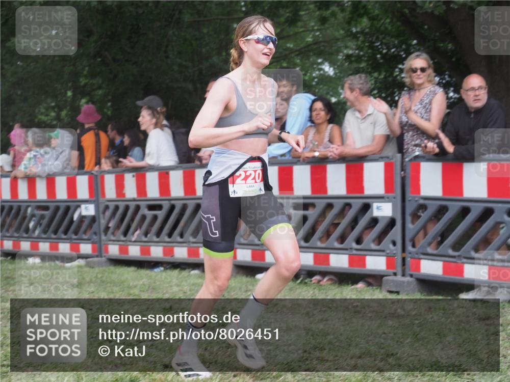 21.06.2025 - 27. Vierlanden-Triathlon KatJ http://msf.ph/oto/8026451 15.06.2025 13:29:32 Ziel 220, 717, 1069, 1070, 1071 meine-sportfotos.de