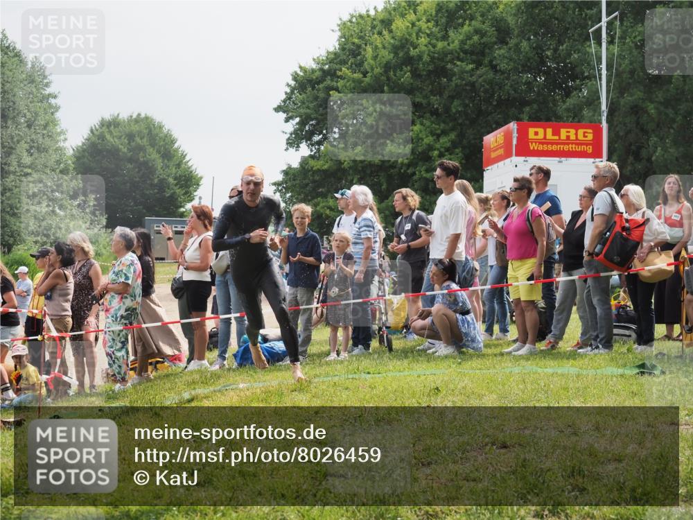 15.06.2025 - 27. Vierlanden-Triathlon KatJ http://msf.ph/oto/8026459 15.06.2025 11:00:08 Schwimmen 708 meine-sportfotos.de