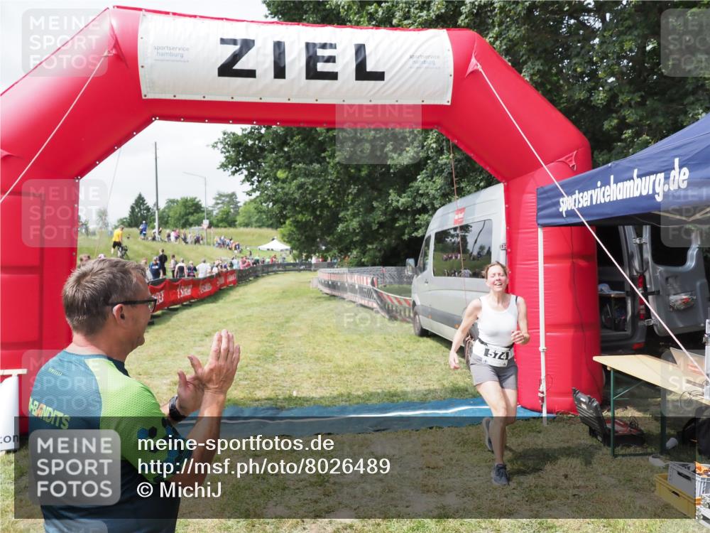 21.06.2025 - 27. Vierlanden-Triathlon MichiJ http://msf.ph/oto/8026489 15.06.2026 11:59:08 Ziel 574 meine-sportfotos.de