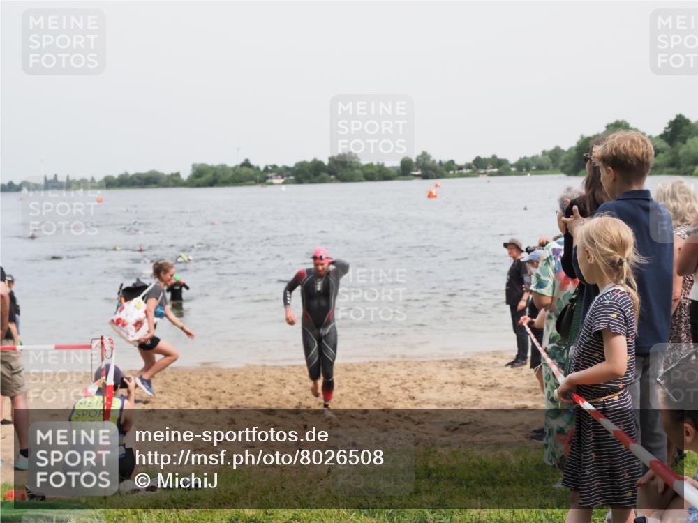 21.06.2025 - 27. Vierlanden-Triathlon MichiJ http://msf.ph/oto/8026508 15.06.2026 10:57:21 Schwimmen 692, 697 meine-sportfotos.de