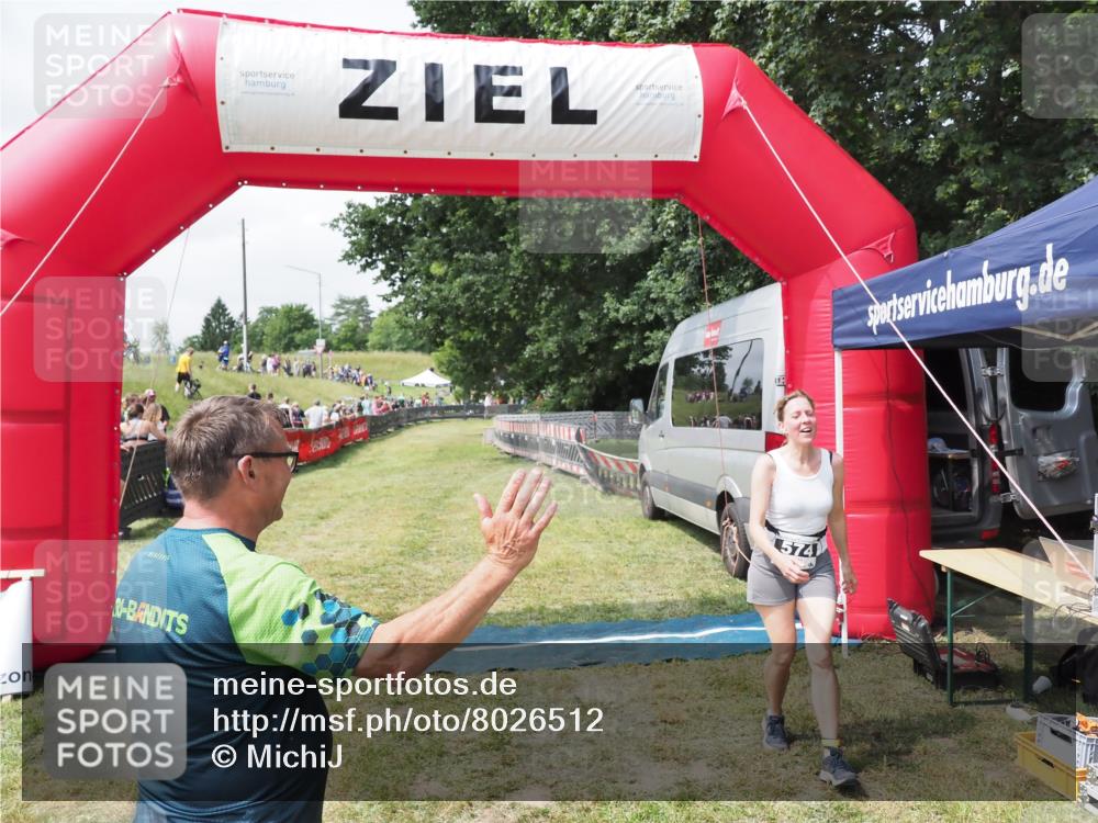 21.06.2025 - 27. Vierlanden-Triathlon MichiJ http://msf.ph/oto/8026512 15.06.2026 11:59:08 Ziel 574 meine-sportfotos.de