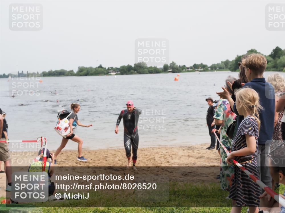 21.06.2025 - 27. Vierlanden-Triathlon MichiJ http://msf.ph/oto/8026520 15.06.2026 10:57:21 Schwimmen 692, 697 meine-sportfotos.de
