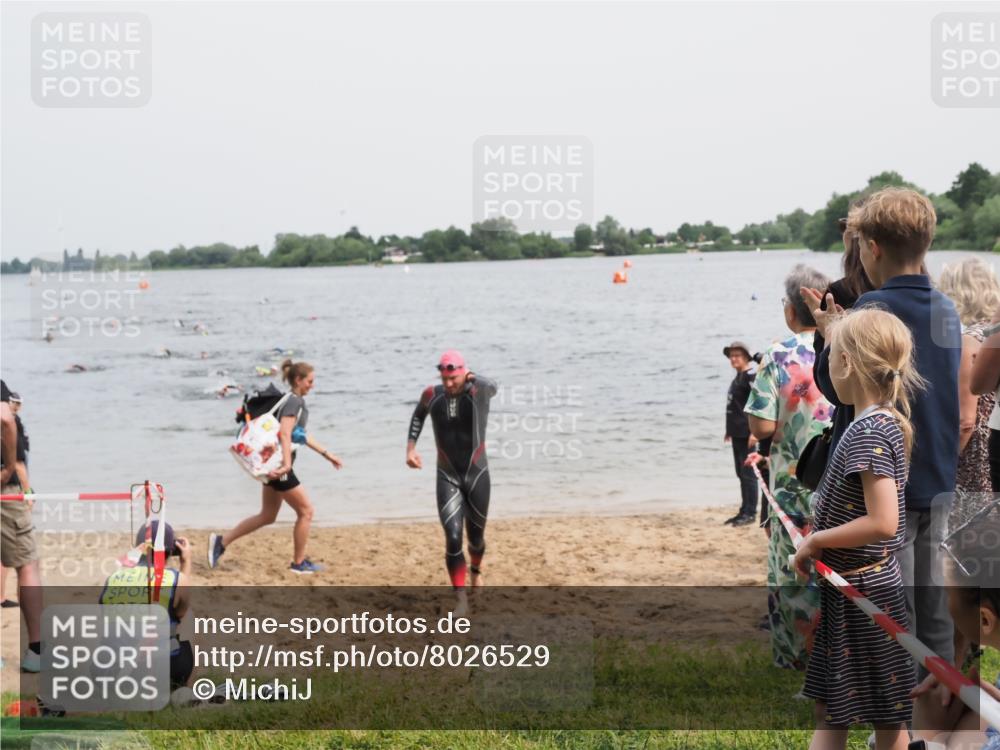 21.06.2025 - 27. Vierlanden-Triathlon MichiJ http://msf.ph/oto/8026529 15.06.2026 10:57:21 Schwimmen 692, 697 meine-sportfotos.de