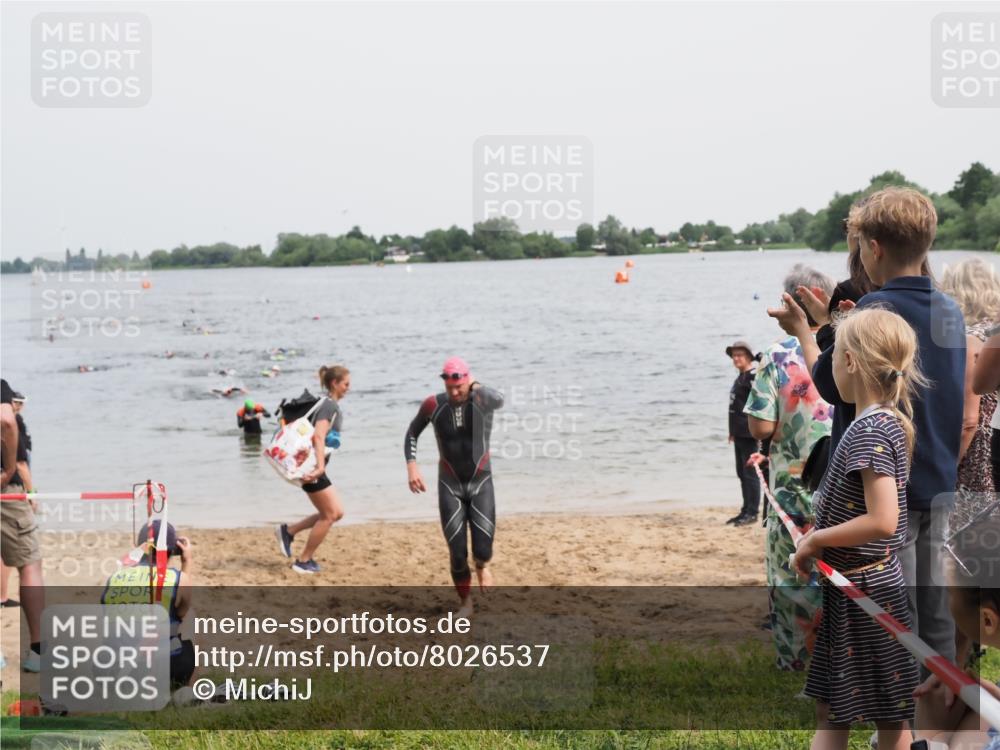 21.06.2025 - 27. Vierlanden-Triathlon MichiJ http://msf.ph/oto/8026537 15.06.2026 10:57:21 Schwimmen 692, 697 meine-sportfotos.de