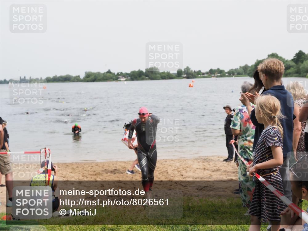 21.06.2025 - 27. Vierlanden-Triathlon MichiJ http://msf.ph/oto/8026561 15.06.2026 10:57:21 Schwimmen 692, 697 meine-sportfotos.de