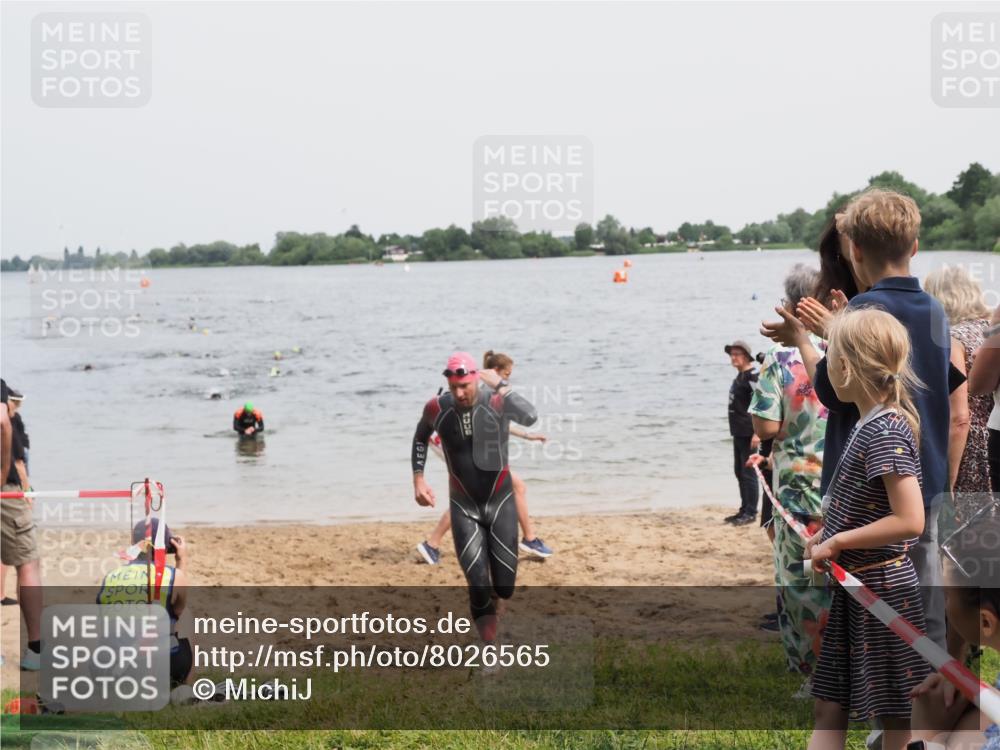 21.06.2025 - 27. Vierlanden-Triathlon MichiJ http://msf.ph/oto/8026565 15.06.2026 10:57:22 Schwimmen 697 meine-sportfotos.de