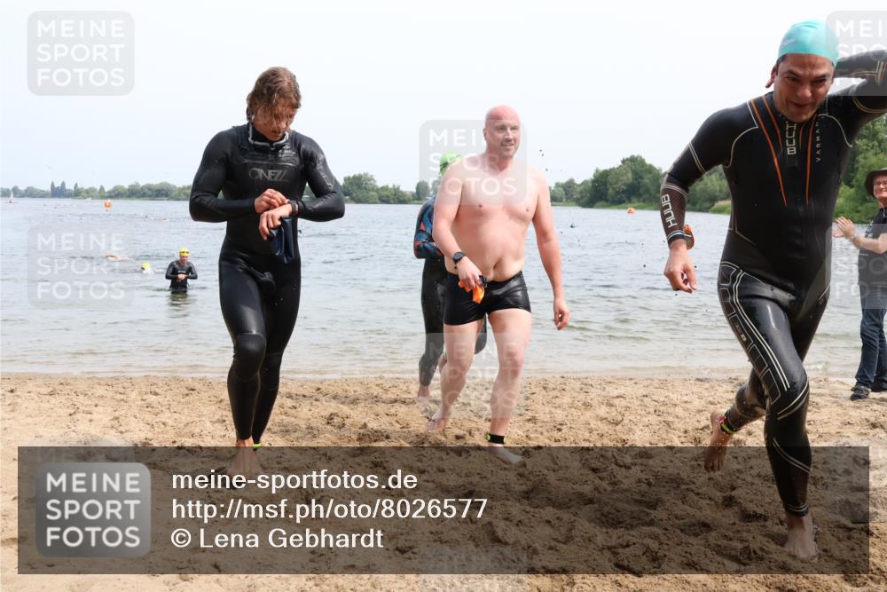 15.06.2025 - 27. Vierlanden-Triathlon Lena Gebhardt http://msf.ph/oto/8026577 15.06.2025 10:58:38 Schwimmen 636, 667, 684, 732, 743, 747 meine-sportfotos.de