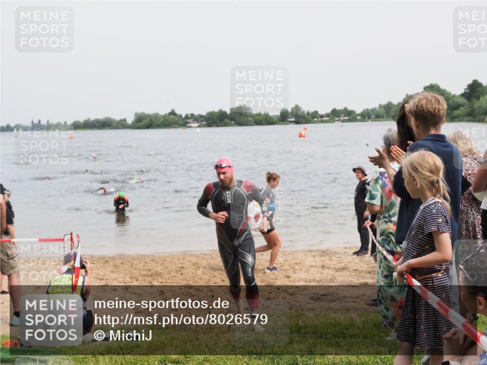 21.06.2025 - 27. Vierlanden-Triathlon MichiJ http://msf.ph/oto/8026579 15.06.2026 10:57:22 Schwimmen 697 meine-sportfotos.de