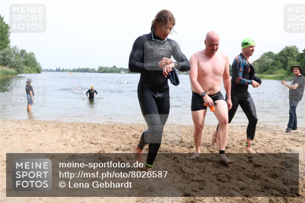 15.06.2025 - 27. Vierlanden-Triathlon Lena Gebhardt http://msf.ph/oto/8026587 15.06.2025 10:58:39 Schwimmen 636, 667, 684, 732, 743, 747 meine-sportfotos.de