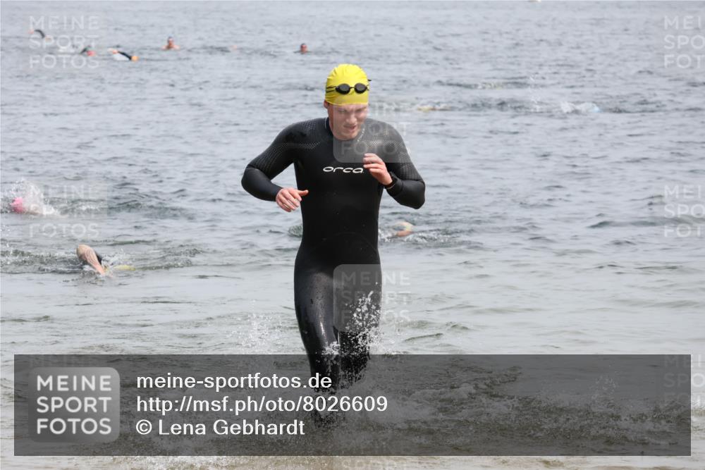15.06.2025 - 27. Vierlanden-Triathlon Lena Gebhardt http://msf.ph/oto/8026609 15.06.2025 10:58:43 Schwimmen 636, 667, 684, 743, 747 meine-sportfotos.de
