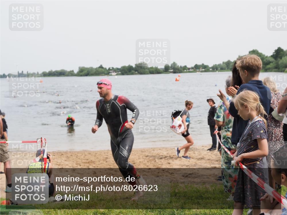 21.06.2025 - 27. Vierlanden-Triathlon MichiJ http://msf.ph/oto/8026623 15.06.2026 10:57:22 Schwimmen 697 meine-sportfotos.de