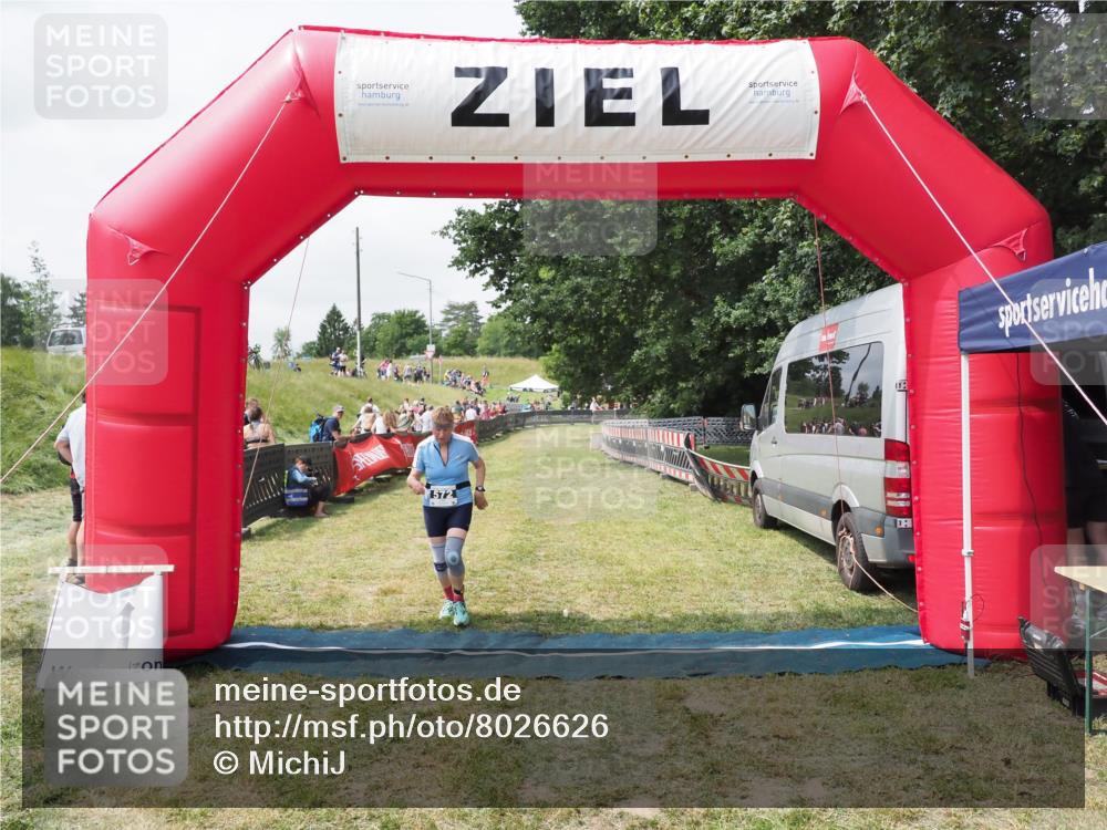 21.06.2025 - 27. Vierlanden-Triathlon MichiJ http://msf.ph/oto/8026626 15.06.2026 12:00:02 Ziel 572 meine-sportfotos.de