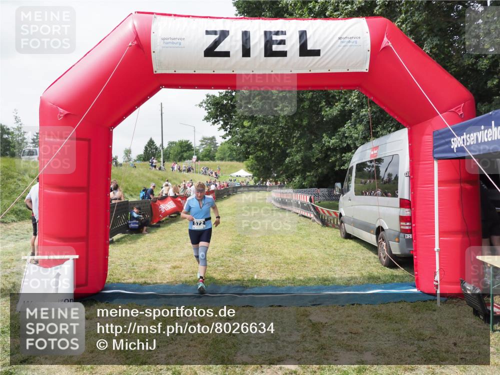21.06.2025 - 27. Vierlanden-Triathlon MichiJ http://msf.ph/oto/8026634 15.06.2026 12:00:02 Ziel 572 meine-sportfotos.de