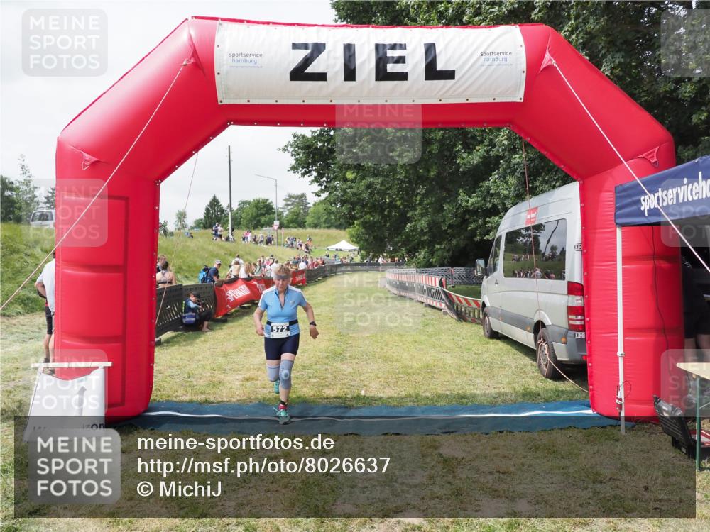 21.06.2025 - 27. Vierlanden-Triathlon MichiJ http://msf.ph/oto/8026637 15.06.2026 12:00:02 Ziel 572 meine-sportfotos.de