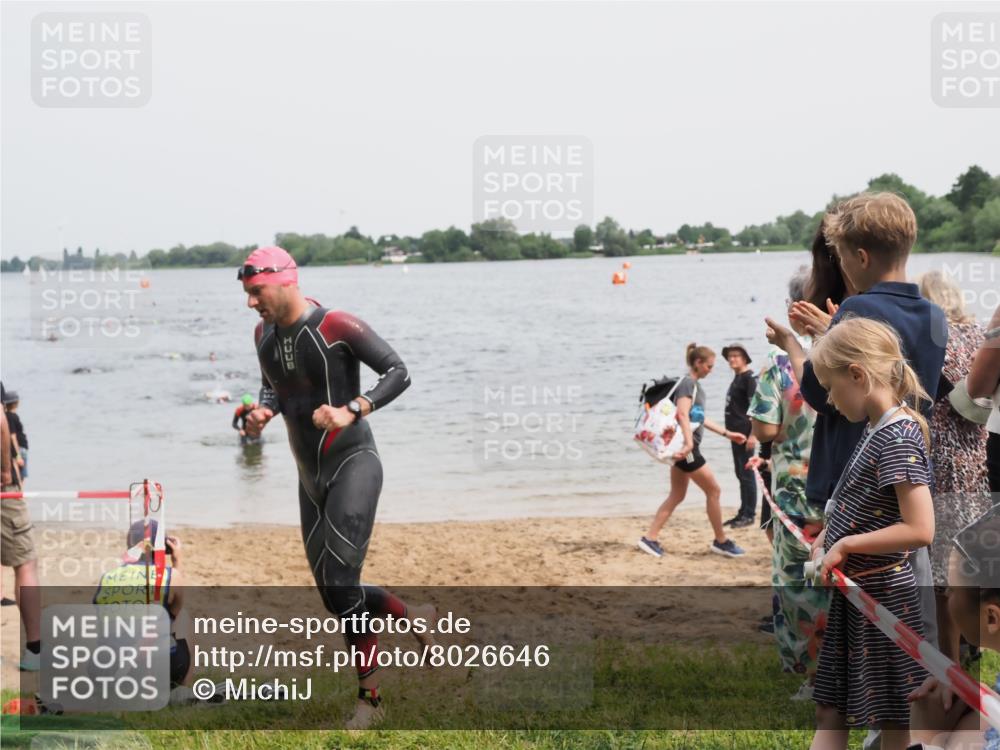 21.06.2025 - 27. Vierlanden-Triathlon MichiJ http://msf.ph/oto/8026646 15.06.2026 10:57:23 Schwimmen 697 meine-sportfotos.de
