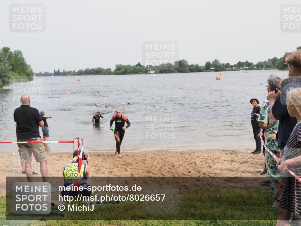 21.06.2025 - 27. Vierlanden-Triathlon MichiJ http://msf.ph/oto/8026657 15.06.2026 10:57:30 Schwimmen 707, 722 meine-sportfotos.de