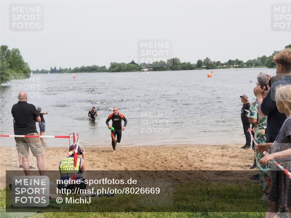 21.06.2025 - 27. Vierlanden-Triathlon MichiJ http://msf.ph/oto/8026669 15.06.2026 10:57:30 Schwimmen 707, 722 meine-sportfotos.de