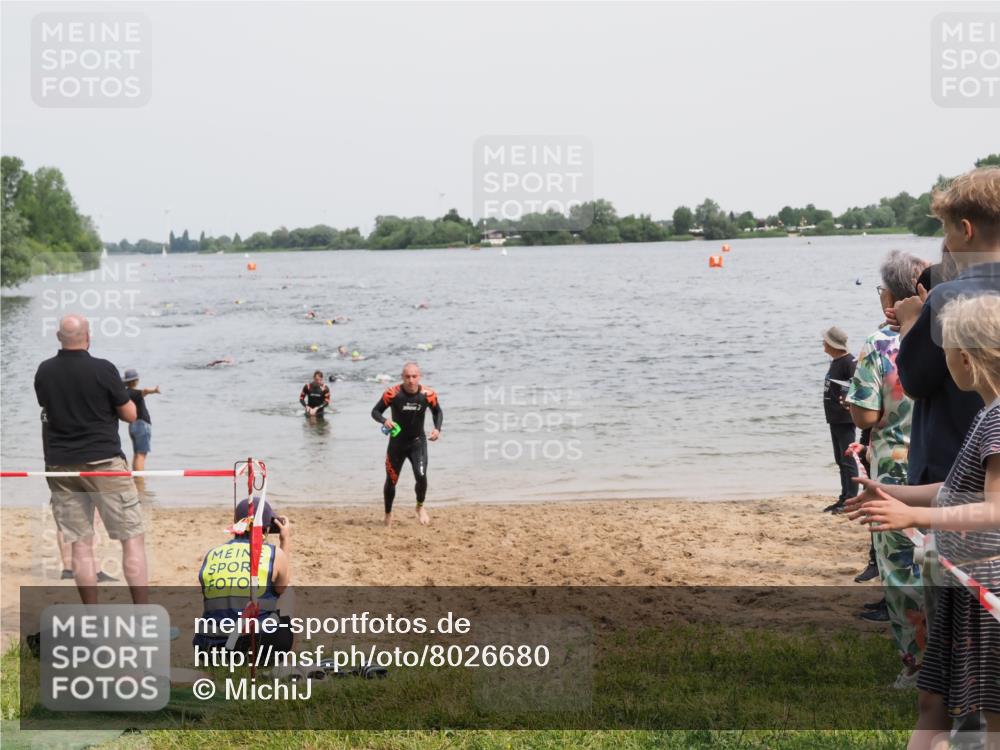 21.06.2025 - 27. Vierlanden-Triathlon MichiJ http://msf.ph/oto/8026680 15.06.2026 10:57:30 Schwimmen 707, 722 meine-sportfotos.de