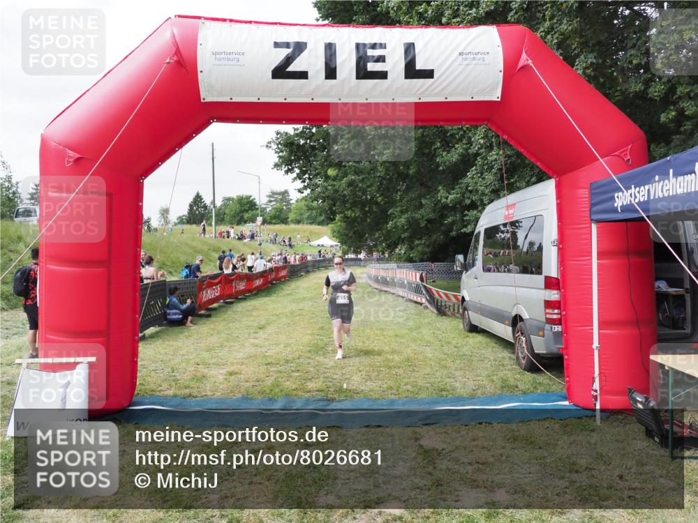 21.06.2025 - 27. Vierlanden-Triathlon MichiJ http://msf.ph/oto/8026681 15.06.2026 12:00:56 Ziel 495 meine-sportfotos.de