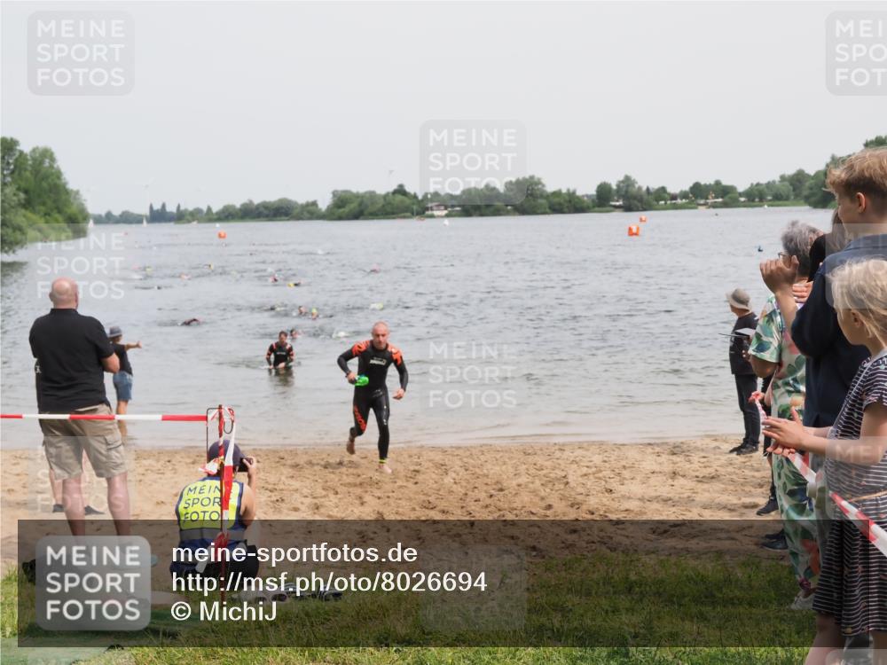 21.06.2025 - 27. Vierlanden-Triathlon MichiJ http://msf.ph/oto/8026694 15.06.2026 10:57:30 Schwimmen 707, 722 meine-sportfotos.de