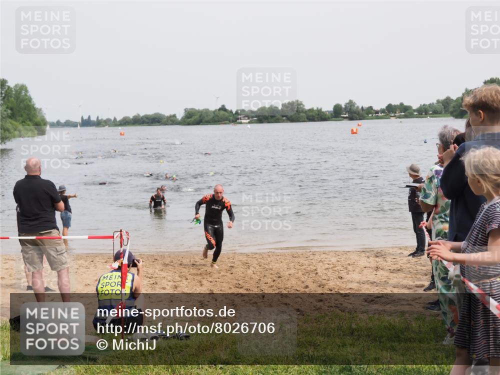 21.06.2025 - 27. Vierlanden-Triathlon MichiJ http://msf.ph/oto/8026706 15.06.2026 10:57:30 Schwimmen 707, 722 meine-sportfotos.de