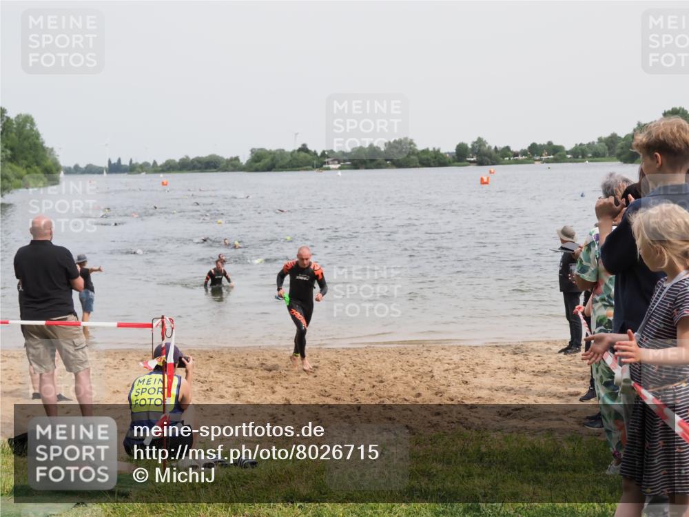 21.06.2025 - 27. Vierlanden-Triathlon MichiJ http://msf.ph/oto/8026715 15.06.2026 10:57:30 Schwimmen 707, 722 meine-sportfotos.de