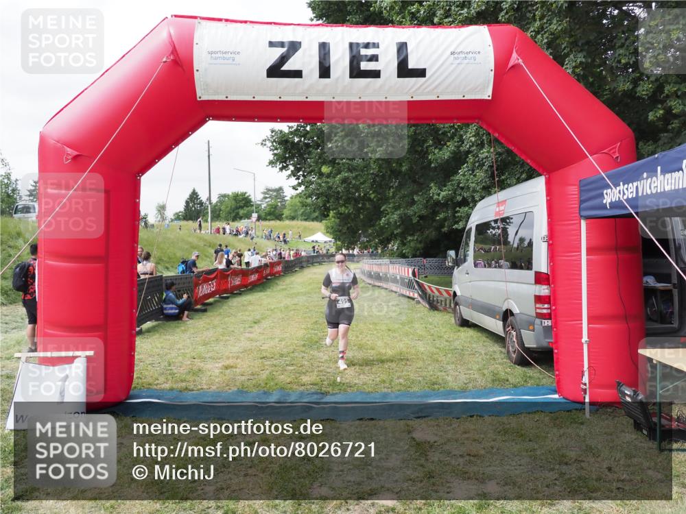 21.06.2025 - 27. Vierlanden-Triathlon MichiJ http://msf.ph/oto/8026721 15.06.2026 12:00:56 Ziel 495 meine-sportfotos.de