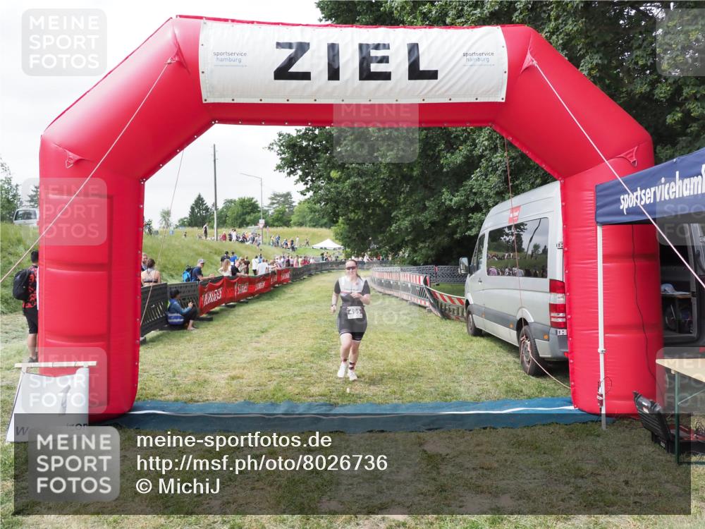 21.06.2025 - 27. Vierlanden-Triathlon MichiJ http://msf.ph/oto/8026736 15.06.2026 12:00:56 Ziel 495 meine-sportfotos.de