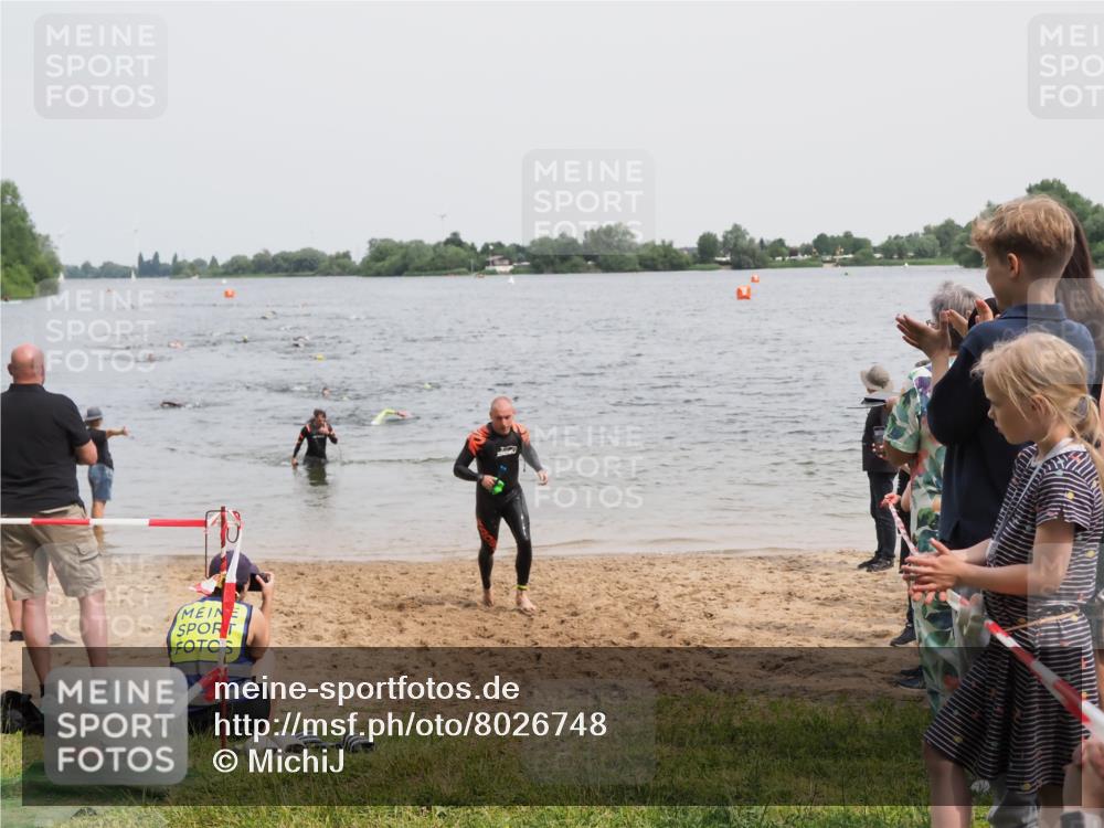 21.06.2025 - 27. Vierlanden-Triathlon MichiJ http://msf.ph/oto/8026748 15.06.2026 10:57:31 Schwimmen 707, 722 meine-sportfotos.de
