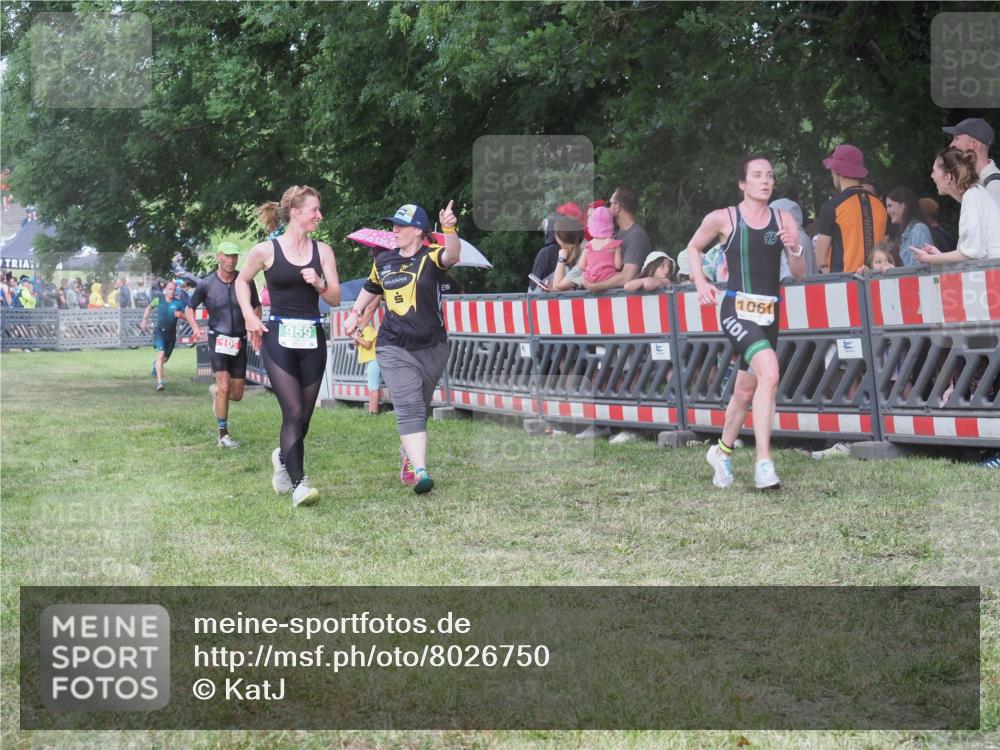 21.06.2025 - 27. Vierlanden-Triathlon KatJ http://msf.ph/oto/8026750 15.06.2025 13:29:46 Ziel 109, 1061 meine-sportfotos.de