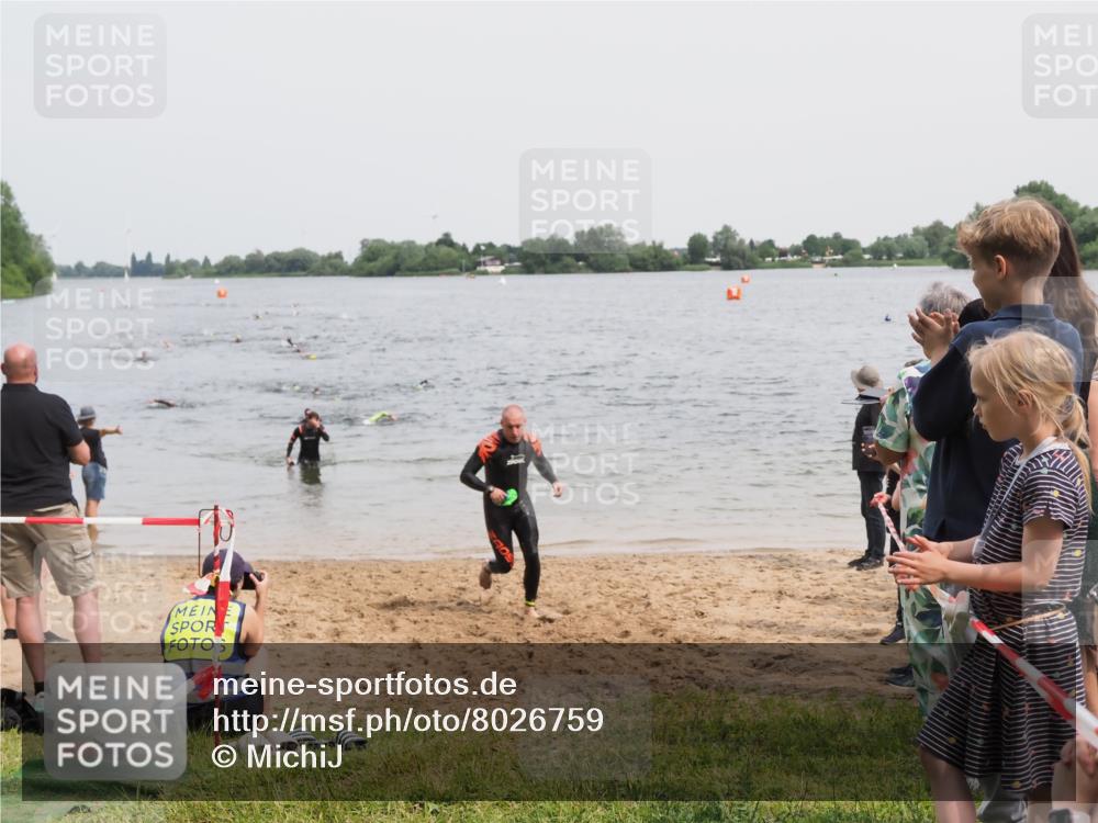 21.06.2025 - 27. Vierlanden-Triathlon MichiJ http://msf.ph/oto/8026759 15.06.2026 10:57:31 Schwimmen 707, 722 meine-sportfotos.de