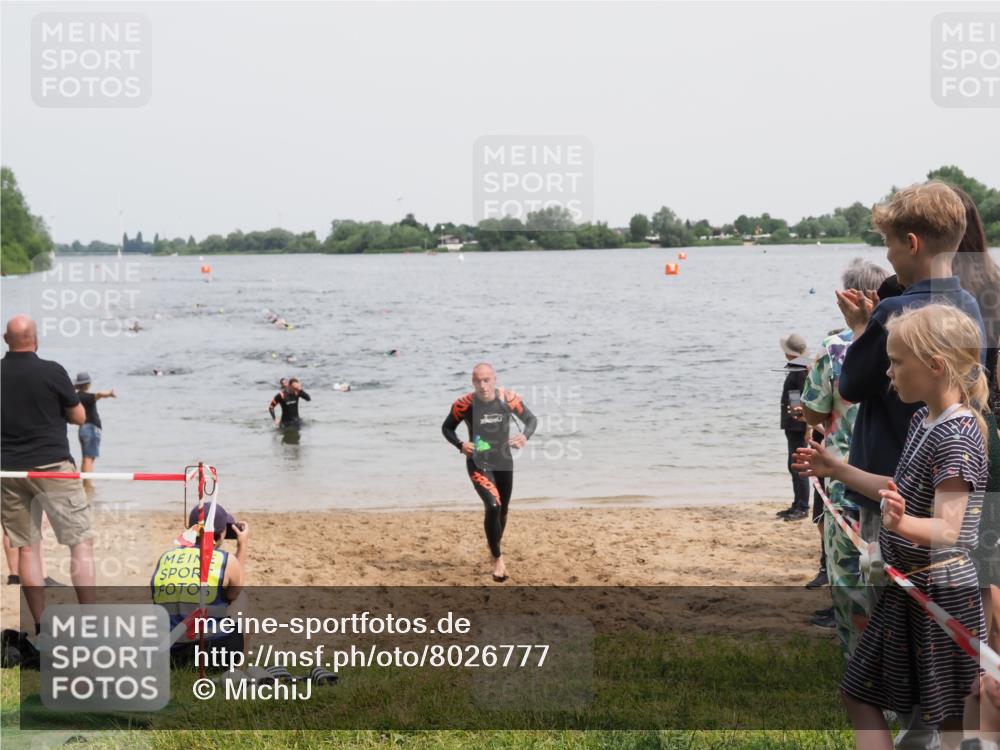 21.06.2025 - 27. Vierlanden-Triathlon MichiJ http://msf.ph/oto/8026777 15.06.2026 10:57:31 Schwimmen 707, 722 meine-sportfotos.de