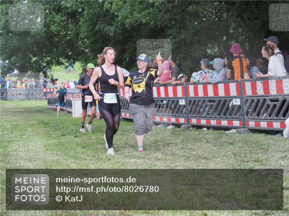 21.06.2025 - 27. Vierlanden-Triathlon KatJ http://msf.ph/oto/8026780 15.06.2025 13:29:46 Ziel 109, 1061 meine-sportfotos.de
