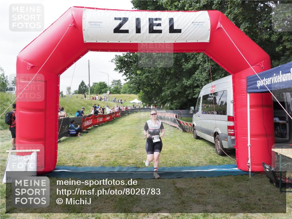 21.06.2025 - 27. Vierlanden-Triathlon MichiJ http://msf.ph/oto/8026783 15.06.2026 12:00:57 Ziel 495 meine-sportfotos.de