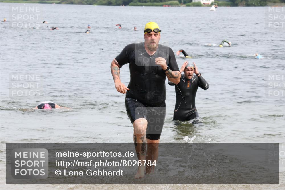 15.06.2025 - 27. Vierlanden-Triathlon Lena Gebhardt http://msf.ph/oto/8026784 15.06.2025 10:58:51 Schwimmen 709, 743, 760 meine-sportfotos.de