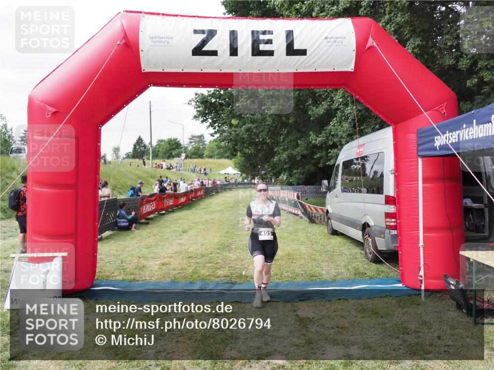 21.06.2025 - 27. Vierlanden-Triathlon MichiJ http://msf.ph/oto/8026794 15.06.2026 12:00:57 Ziel 495 meine-sportfotos.de