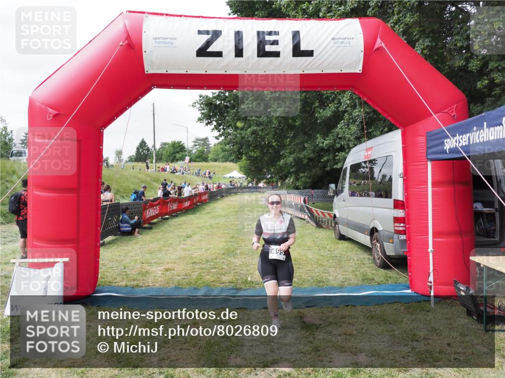 21.06.2025 - 27. Vierlanden-Triathlon MichiJ http://msf.ph/oto/8026809 15.06.2026 12:00:57 Ziel 495 meine-sportfotos.de