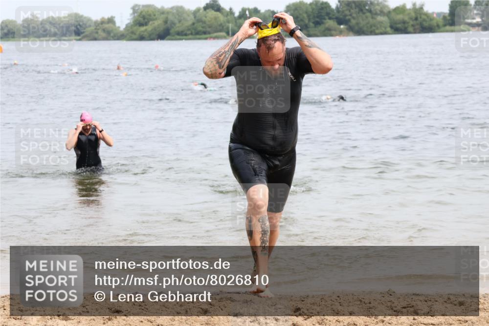 15.06.2025 - 27. Vierlanden-Triathlon Lena Gebhardt http://msf.ph/oto/8026810 15.06.2025 10:58:52 Schwimmen 709, 743, 760 meine-sportfotos.de