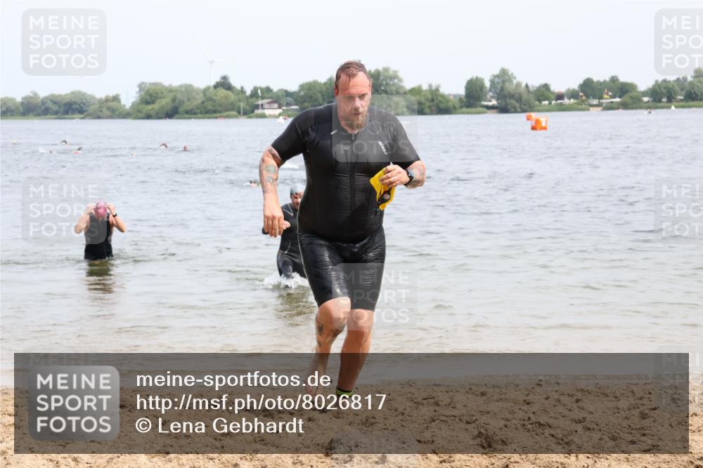 15.06.2025 - 27. Vierlanden-Triathlon Lena Gebhardt http://msf.ph/oto/8026817 15.06.2025 10:58:53 Schwimmen 706, 709, 743, 760 meine-sportfotos.de