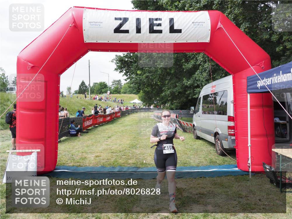 21.06.2025 - 27. Vierlanden-Triathlon MichiJ http://msf.ph/oto/8026828 15.06.2026 12:00:57 Ziel 495 meine-sportfotos.de