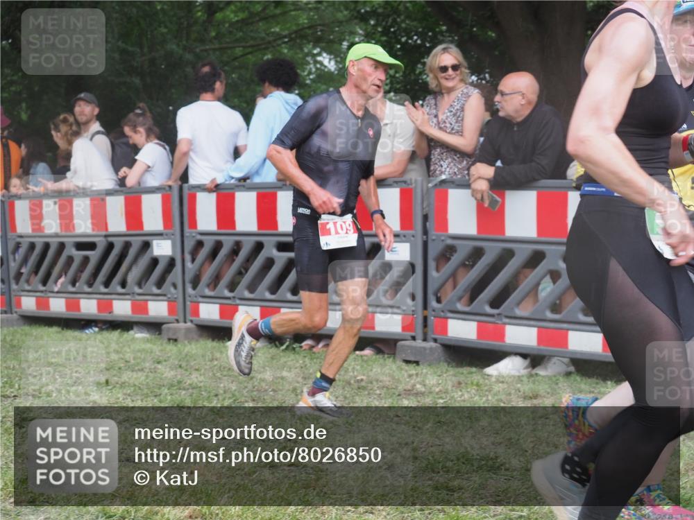 21.06.2025 - 27. Vierlanden-Triathlon KatJ http://msf.ph/oto/8026850 15.06.2025 13:29:50 Ziel 109 meine-sportfotos.de