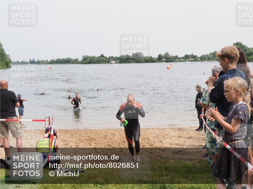 21.06.2025 - 27. Vierlanden-Triathlon MichiJ http://msf.ph/oto/8026851 15.06.2026 10:57:32 Schwimmen 707, 722 meine-sportfotos.de