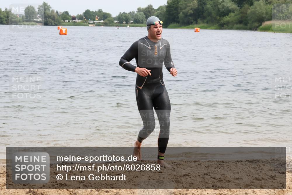 15.06.2025 - 27. Vierlanden-Triathlon Lena Gebhardt http://msf.ph/oto/8026858 15.06.2025 10:58:59 Schwimmen 706, 709, 760 meine-sportfotos.de