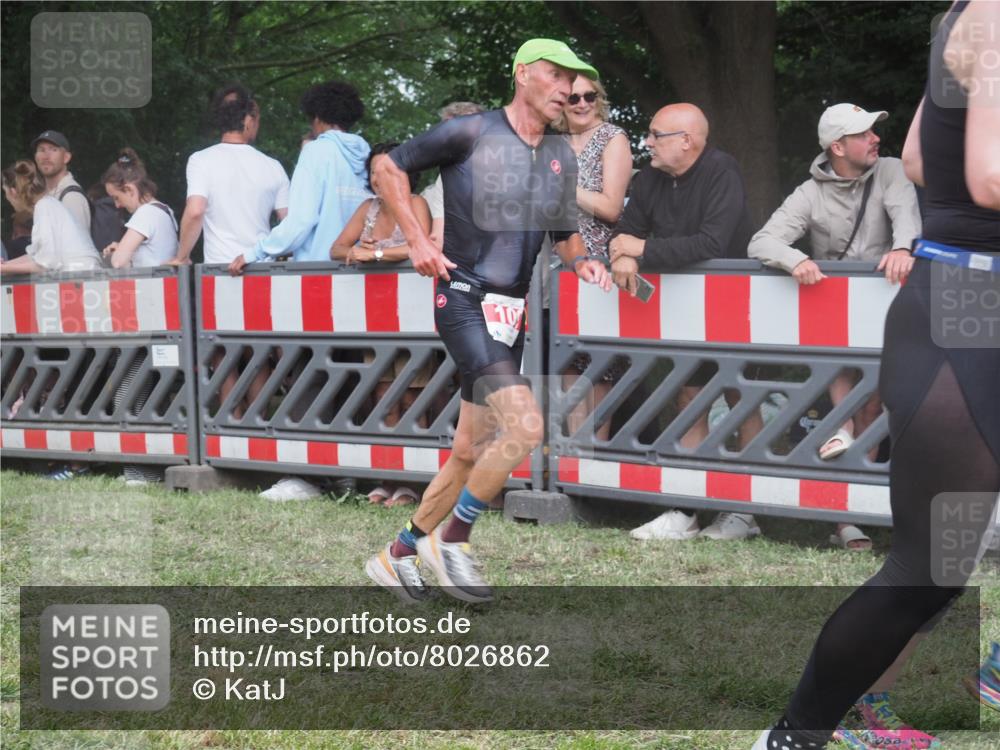 21.06.2025 - 27. Vierlanden-Triathlon KatJ http://msf.ph/oto/8026862 15.06.2025 13:29:50 Ziel 109 meine-sportfotos.de