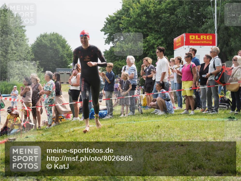 15.06.2025 - 27. Vierlanden-Triathlon KatJ http://msf.ph/oto/8026865 15.06.2025 11:00:28 Schwimmen 646, 657, 662, 694, 714, 731 meine-sportfotos.de