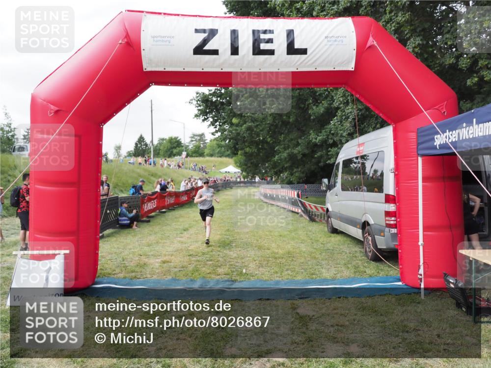 21.06.2025 - 27. Vierlanden-Triathlon MichiJ http://msf.ph/oto/8026867 15.06.2026 12:01:44 Ziel 503 meine-sportfotos.de