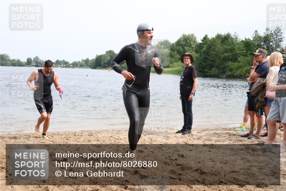15.06.2025 - 27. Vierlanden-Triathlon Lena Gebhardt http://msf.ph/oto/8026880 15.06.2025 10:59:01 Schwimmen 706, 709, 760 meine-sportfotos.de
